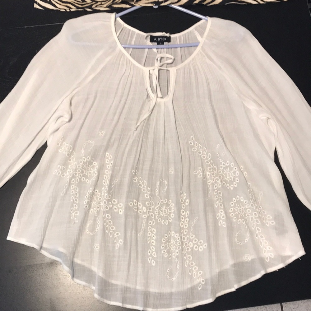 WHITE SHIRT WITH LACE FLOWERS